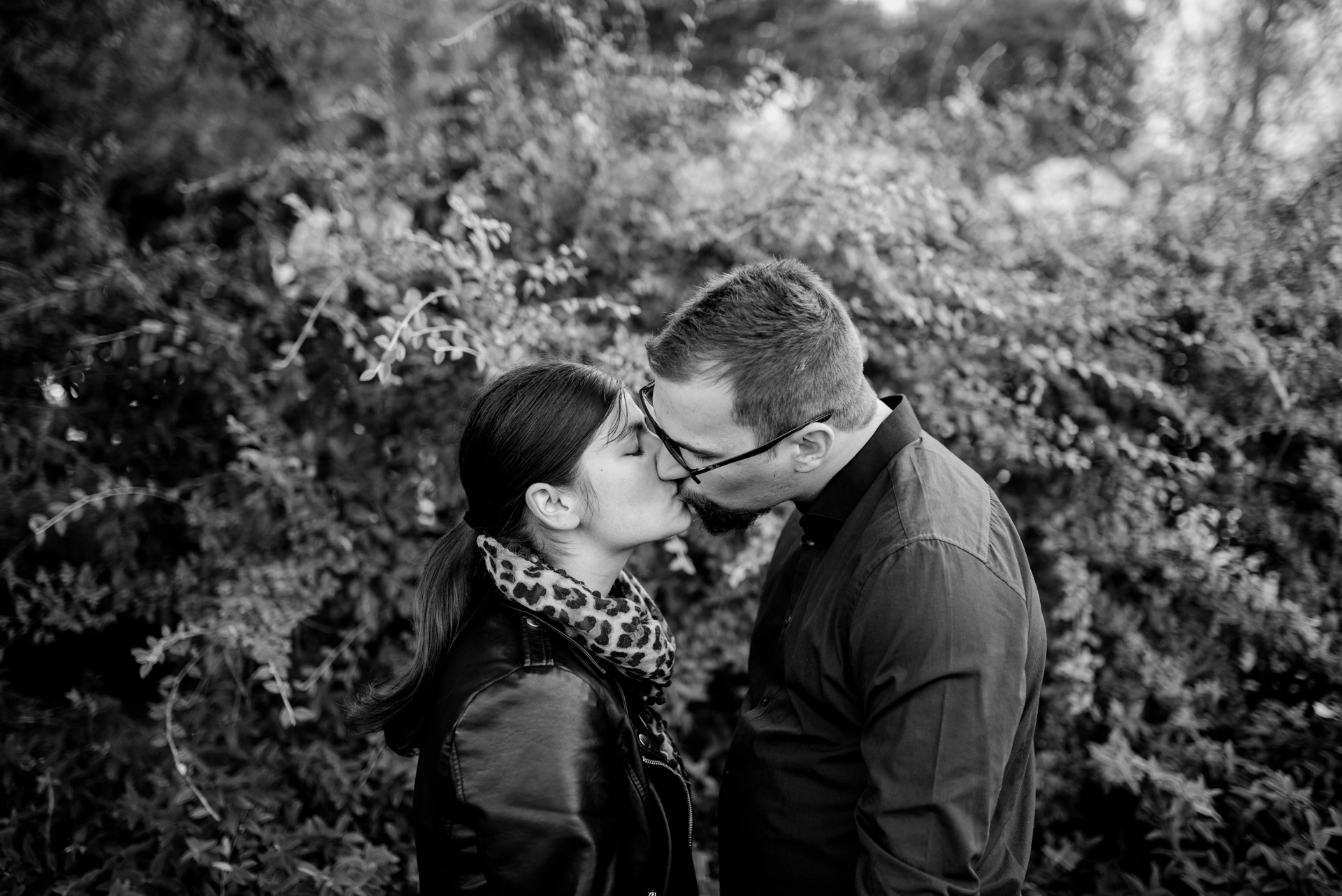 Baiser en noir et blanc dans les buissons, photographe couple Fine Art Charente