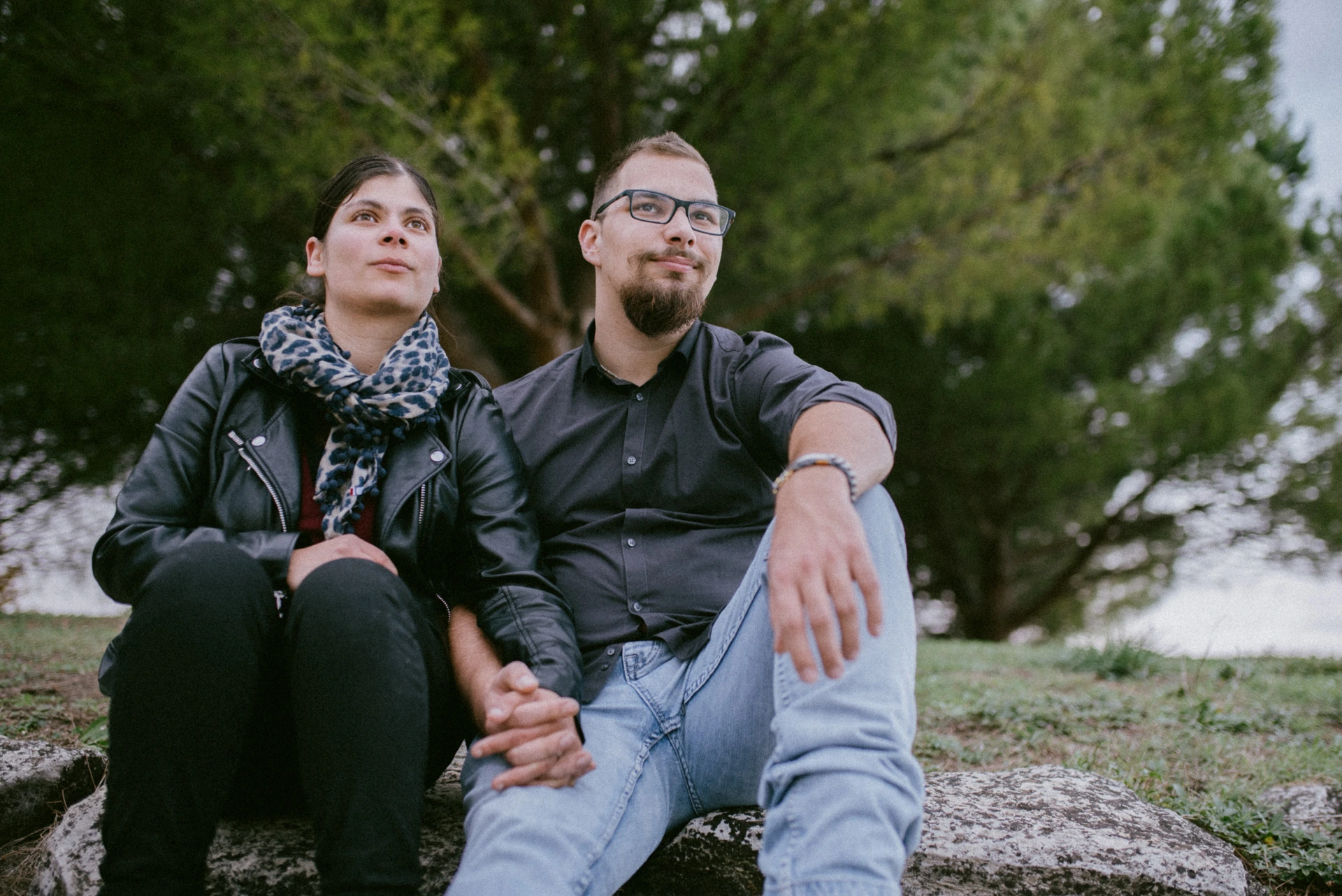 Couple assis sur un rocher, regard levé vers le ciel, séance photo Charente