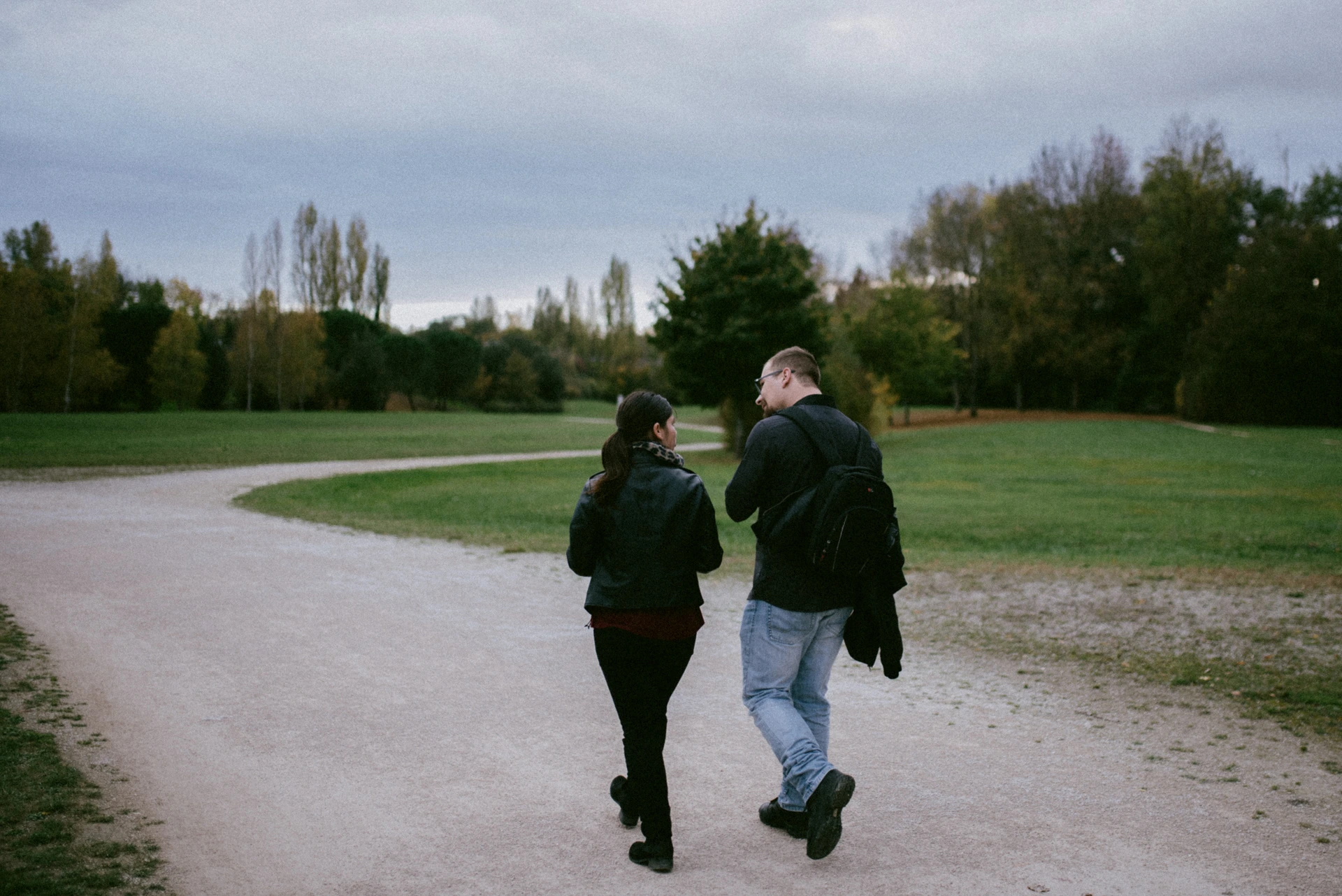 Couple marchant de dos dans le parc de Saint-Yrieix-sur-Charente, photographe couple Angoulême