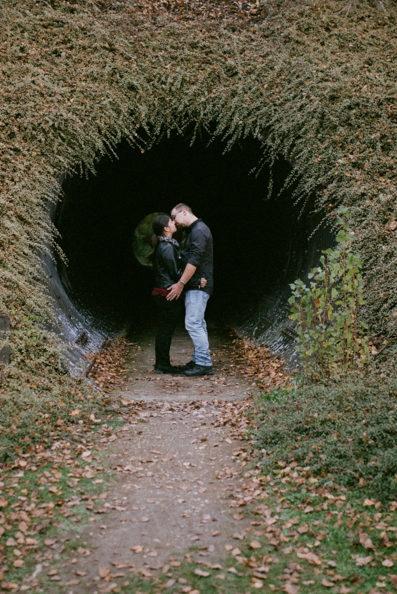 Couple s'embrassant dans un tunnel végétal, séance photo insolite Saint-Yrieix-sur-Charente