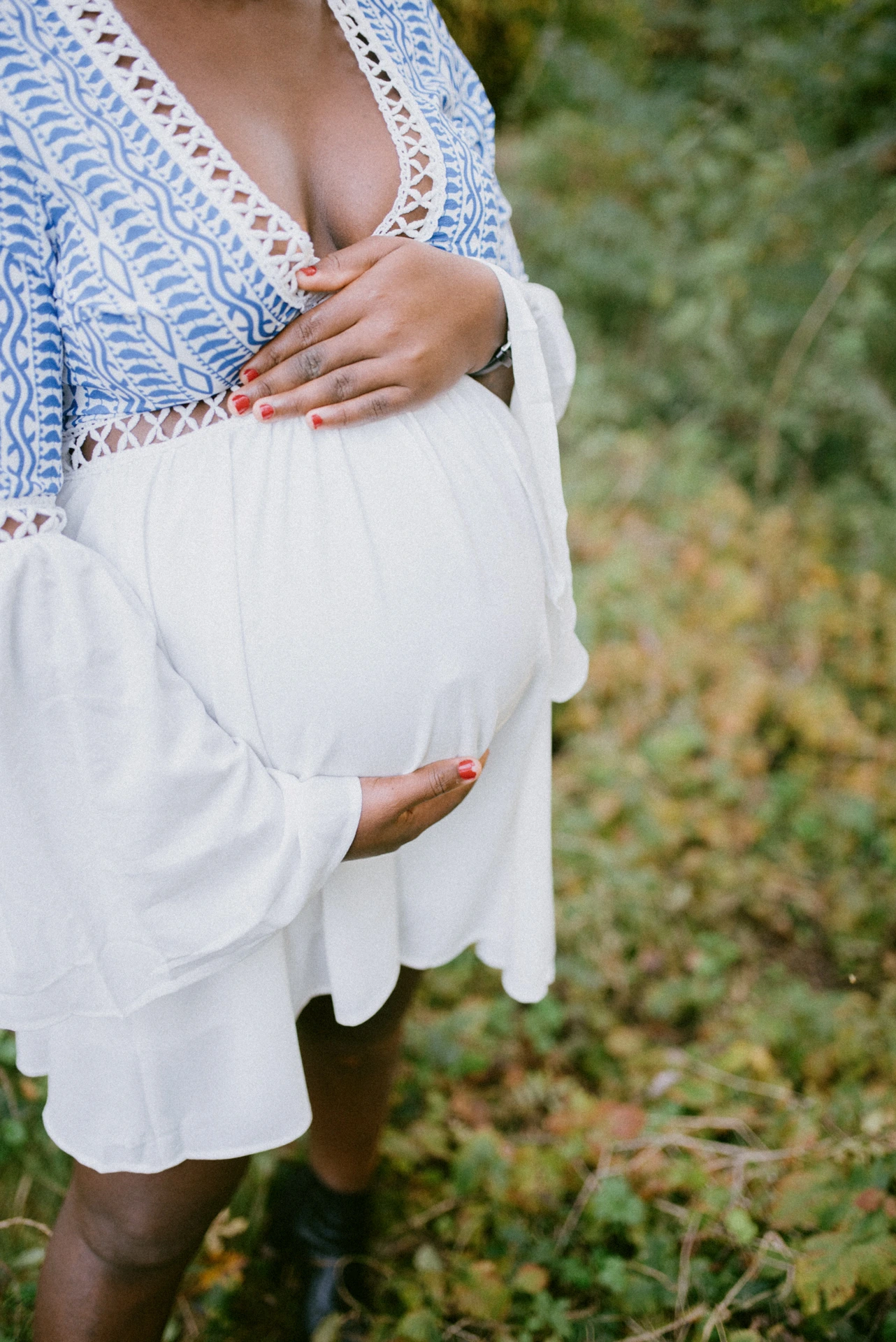 Gros plan sur les mains posées sur un ventre de femme enceinte, séance grossesse Charente