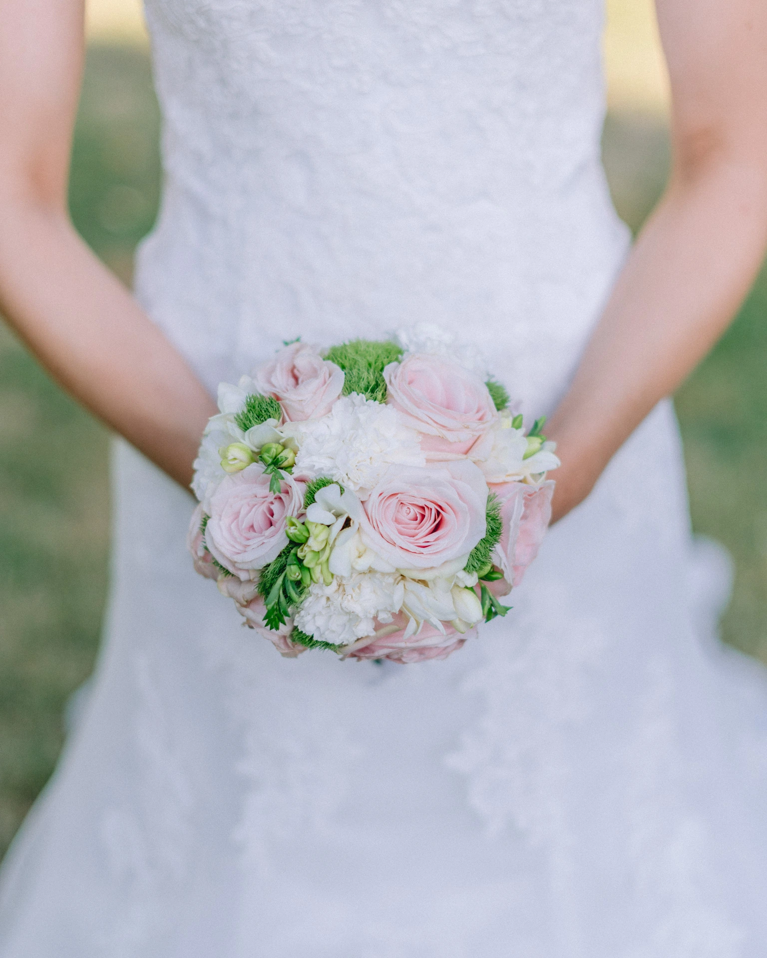 Détail du bouquet de fleurs et de la robe en dentelle — Angoulême Charente