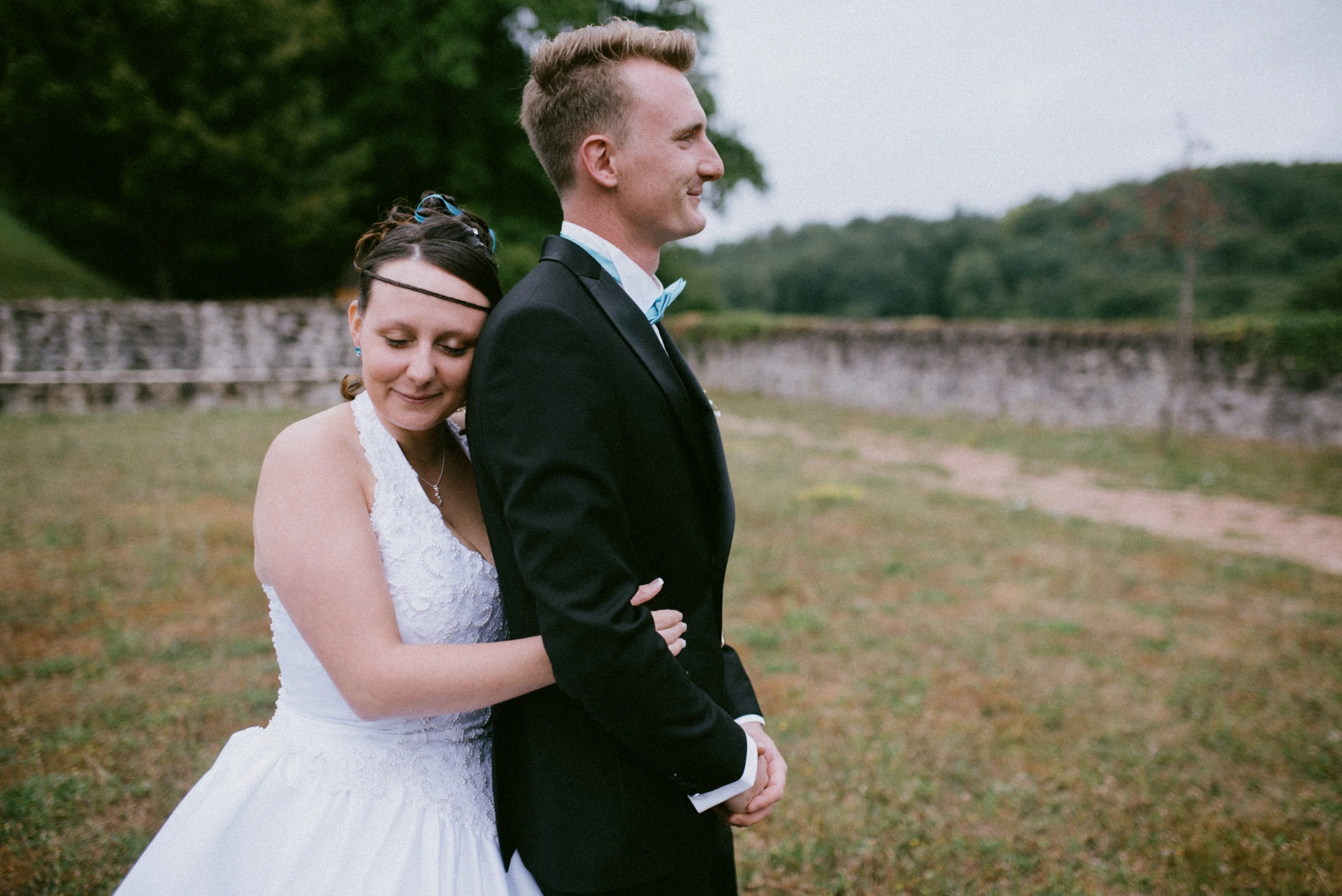 Couple enlacé lors d'un mariage — Angoulême Charente