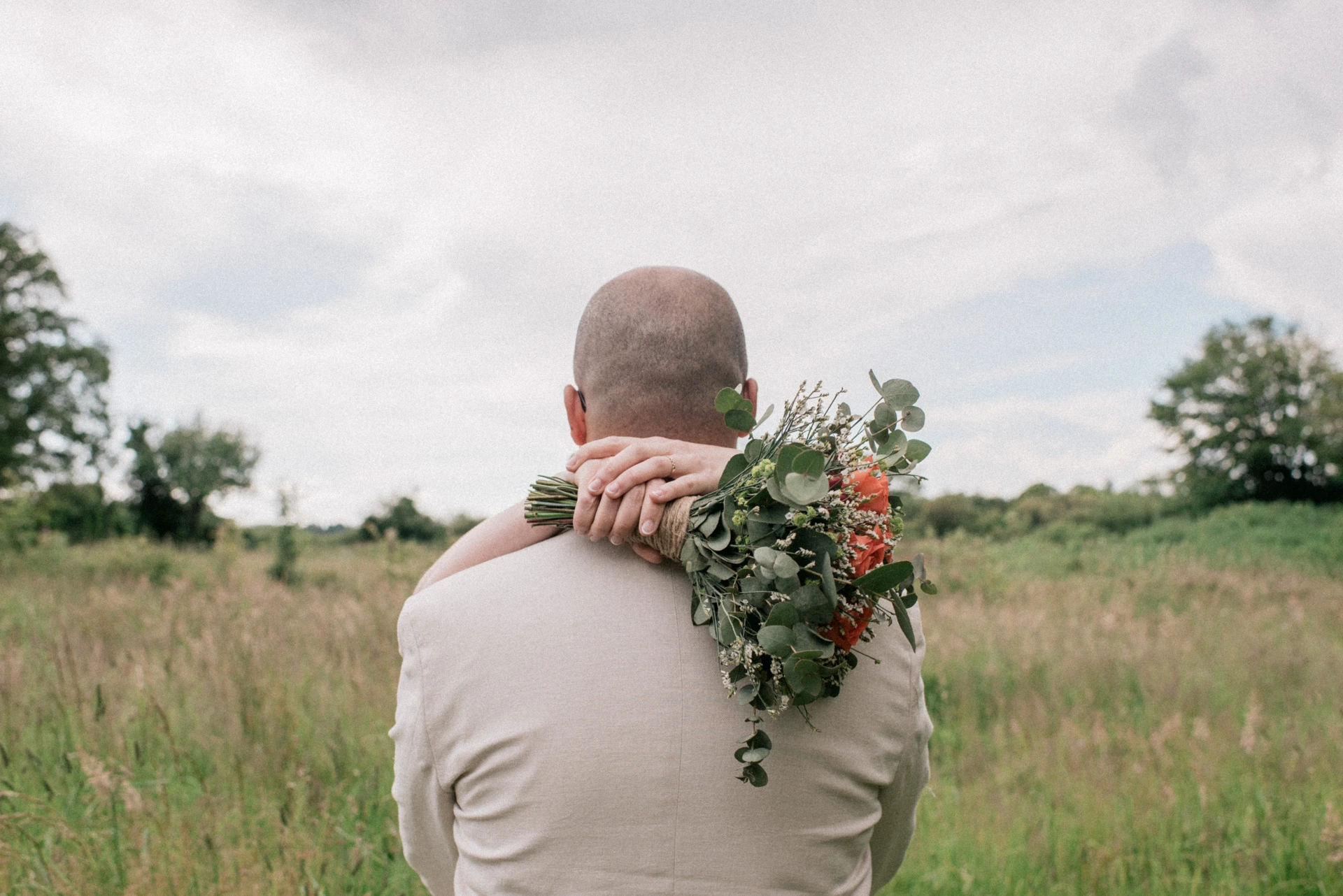 Étreinte et bouquet de fleurs — mariage à Cognac Charente