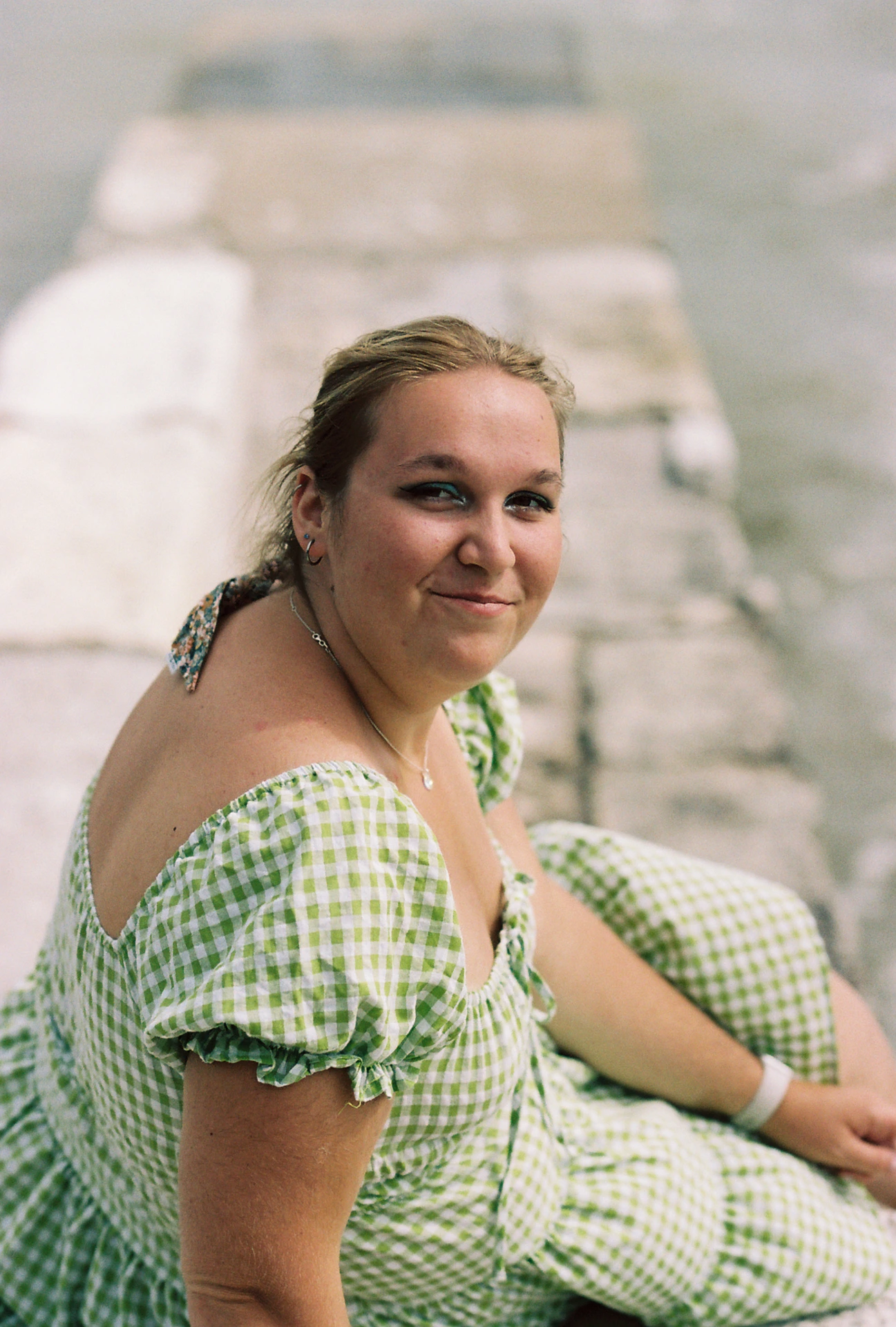 Portrait argentique femme sur les quais de La Rochelle