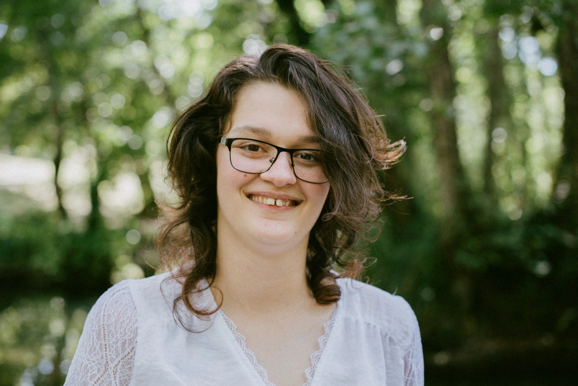 Photographe portrait femme sourire spontané Charente