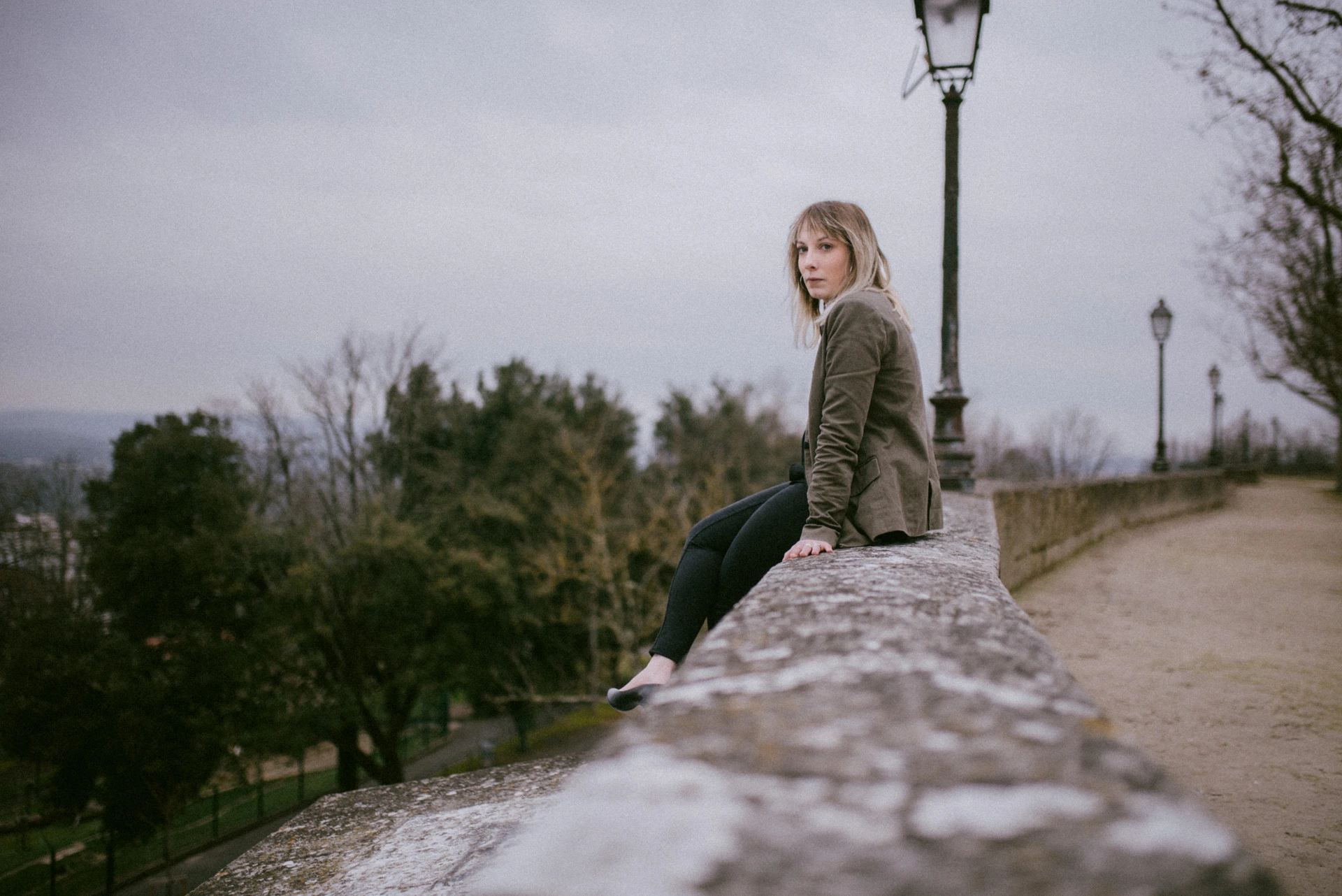 Photographe portrait lifestyle femme Charente — remparts d'Angoulême