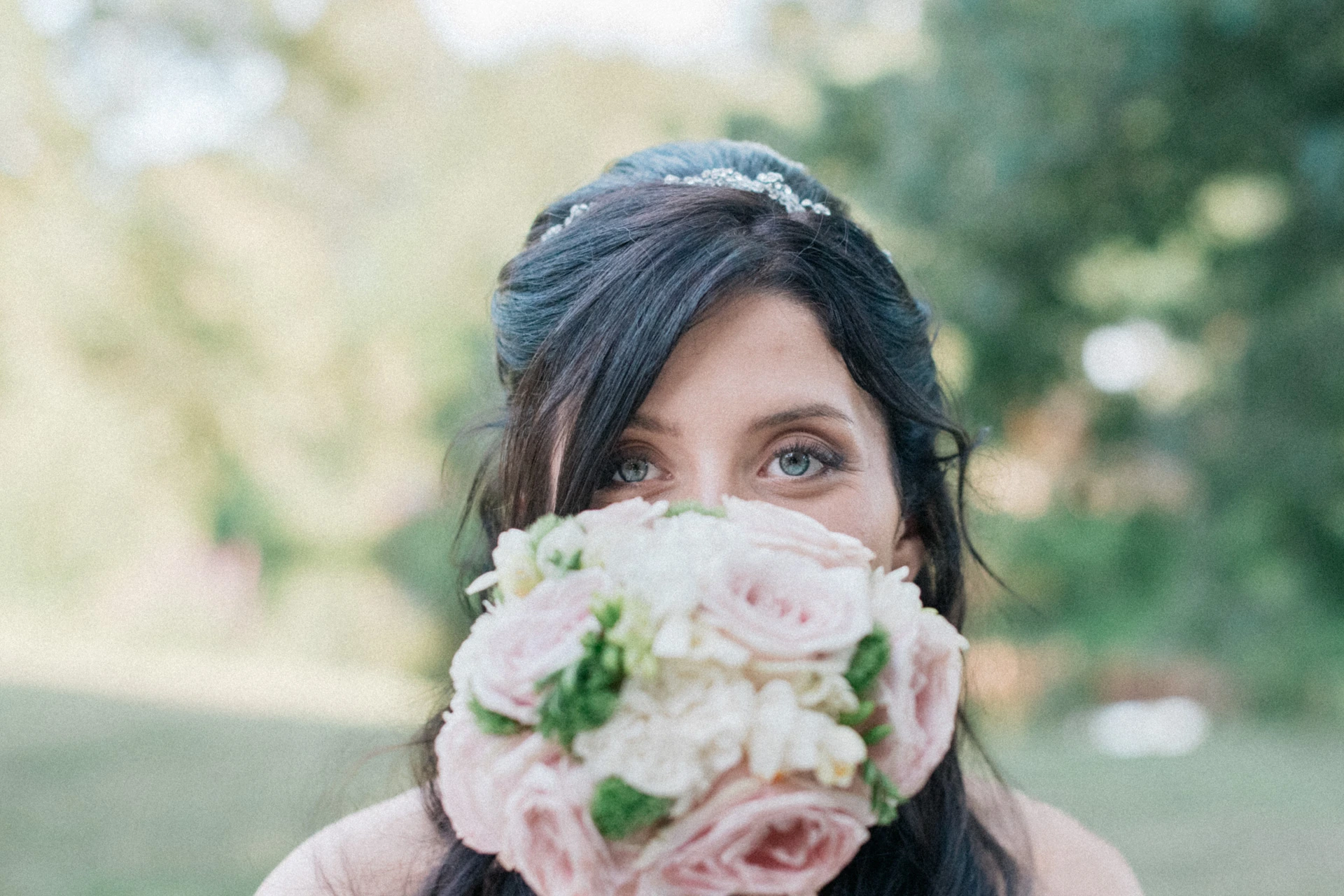 Portrait de la mariée cachée derrière son bouquet — mariage en Charente